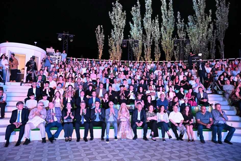 Nazir xanımı ilə festivalı izlədi (FOTO)